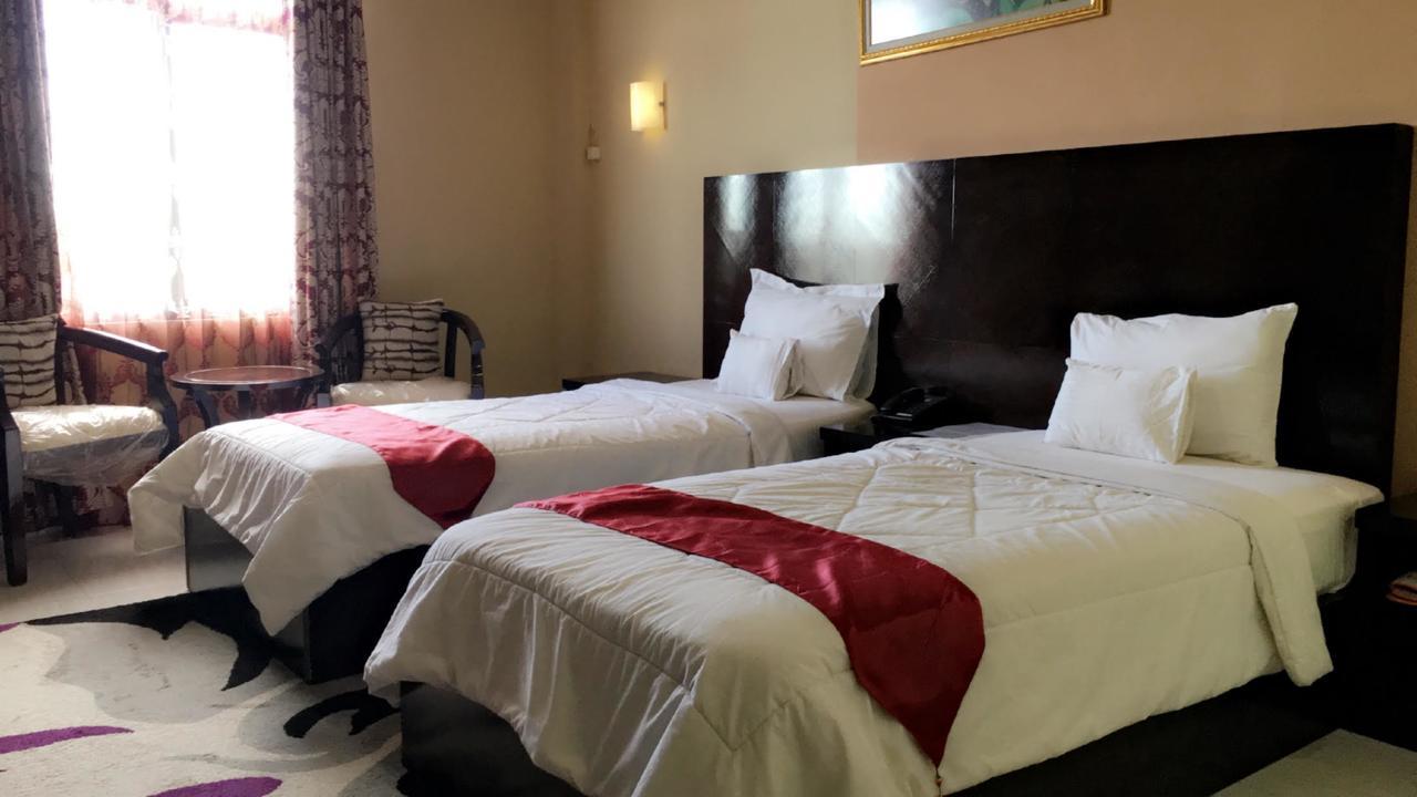 Syafira Hotel Langgur Buitenkant foto