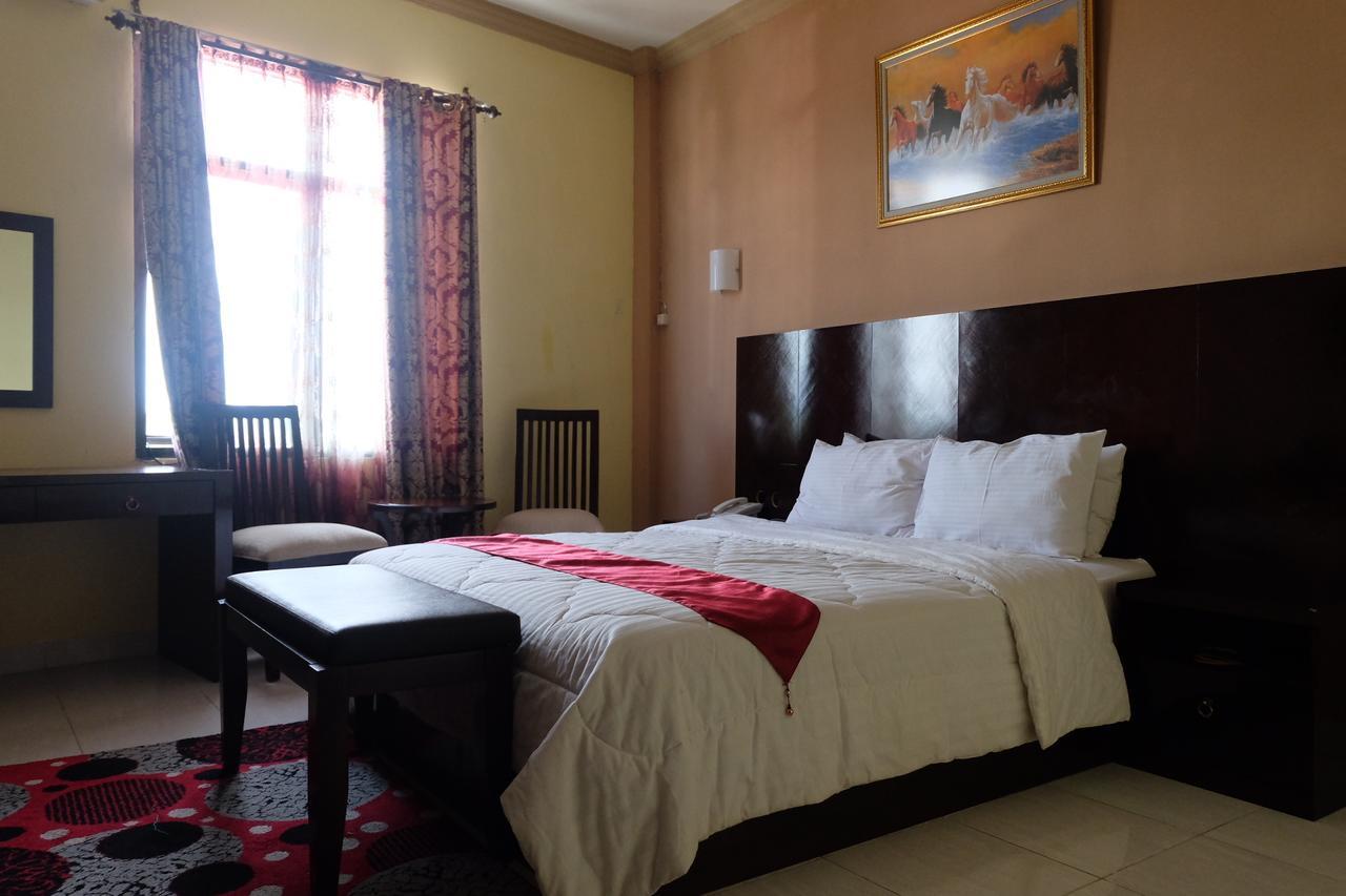 Syafira Hotel Langgur Buitenkant foto
